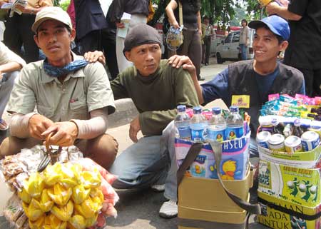 Swalayan, Toko dan Pedagang Asongan